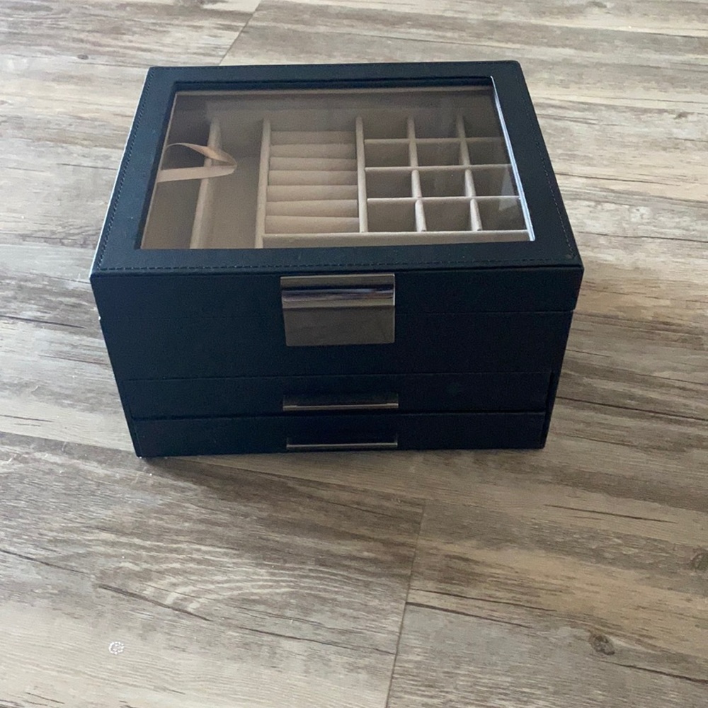 Jewelry box